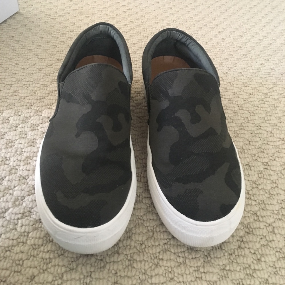 camo steve madden gills